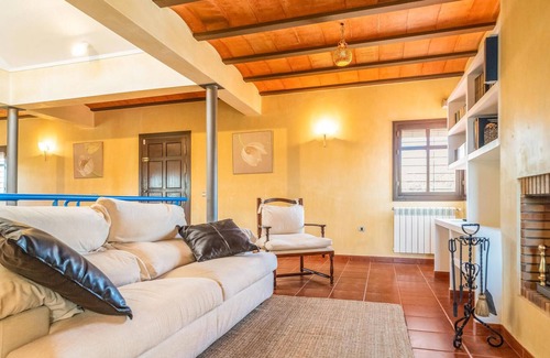 Archidona House | Spend the vacation in this inviting cottage in a beautiful location.