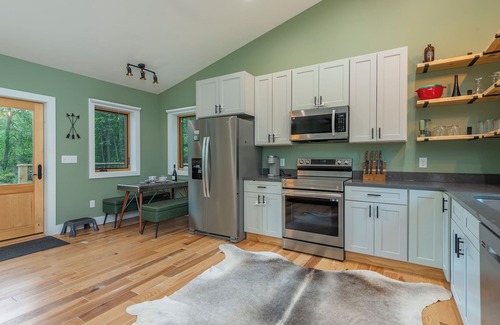 Spruce Pine Cabin | Spirit of the River, Direct River Access, Fire Pit, Fish, Swim, Grill, WiFi!