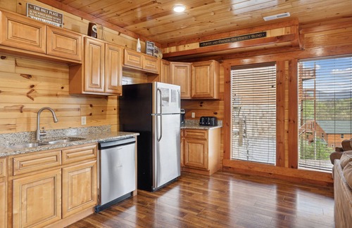 Pigeon Forge Cabin | Splash Mountain Lodge is a 4 Bedroom Pool Cabin with Views!