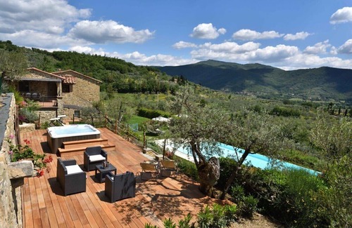 Castiglion Fiorentino Villa | Splendid Villa Immersed In Beautiful Tuscan Hills