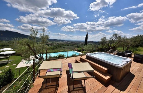 Castiglion Fiorentino Villa | Splendid Villa Immersed In Beautiful Tuscan Hills