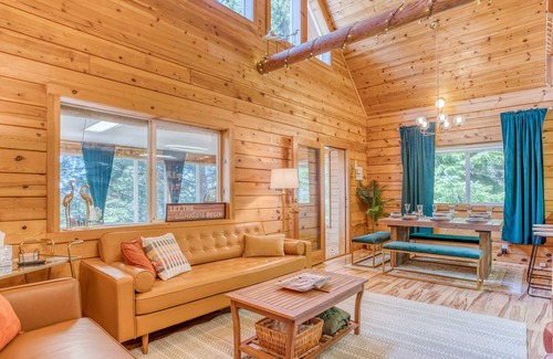 Lincoln City Cabin | Splendid Log Cabin Home has King Suite, Smart TVs, Bonus Room with Ocean View!