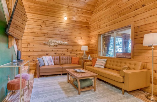 Lincoln City Cabin | Splendid Log Cabin Home has King Suite, Smart TVs, Bonus Room with Ocean View!