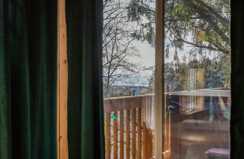 Lincoln City Cabin | Splendid Log Cabin Home has King Suite, Smart TVs, Bonus Room with Ocean View!