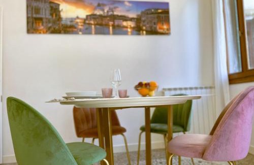Santa Croce Apartment | Splendid “True Venice Apartment” overlooking water