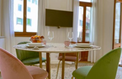 Santa Croce Apartment | Splendid “True Venice Apartment” overlooking water