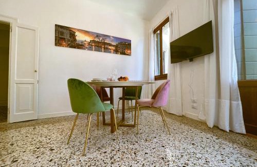 Santa Croce Apartment | Splendid “True Venice Apartment” overlooking water