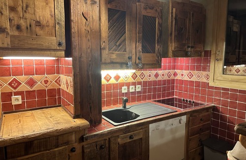 Courchevel Apartment | Splendid wood panel 2 bedrooms flat with gorgeous view, ski in/out.