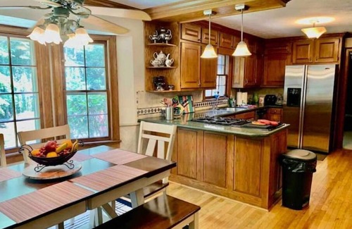 Stone Mountain House | ‘Splendor-in-the Woods’SmokeRiseRetreat ScenicPool 1mi StoneMtnPark 15mi ATL