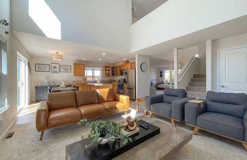 Port Angeles House | Spotless Modern Spacious 1 min to Hurricane Ridge entrance Patio Family friendly