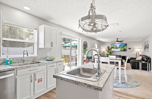 Palm Coast House | Spotless Villa! Pool Firepit-15 min to beach! Huge family Home