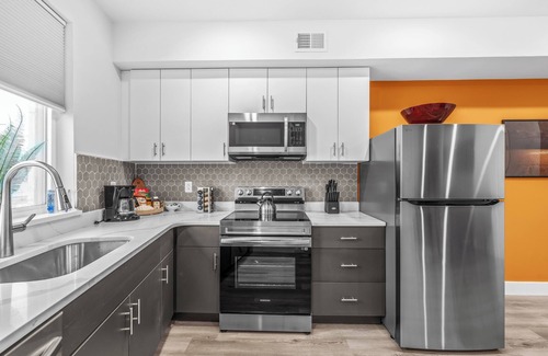 Center City Apartment | Sprawling 8 Bed Complex, Pool Table, Parking!