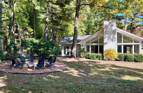 Union Pier House | Sprawling ranch + compound w private pool, sleeps 16, Union Pier Michigann