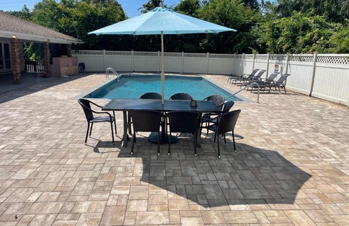 Shinnecock Hills House | Sprawling Southampton Home w Pool Jacuzzi Near Beach Town