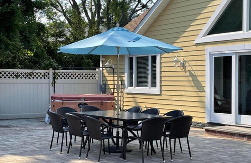 Shinnecock Hills House | Sprawling Southampton Home w Pool Jacuzzi Near Beach Town