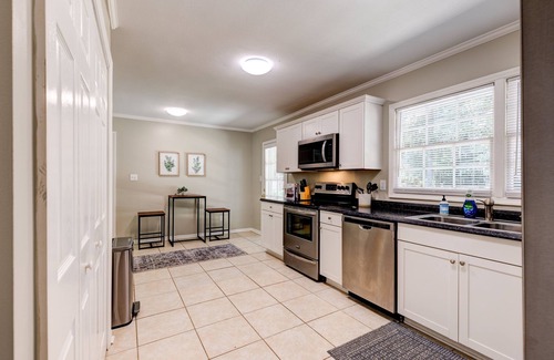 Thomasville House | Sprawling Updated Ranch with Fireplace on Wimbledon
