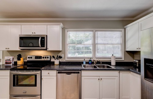 Thomasville House | Sprawling Updated Ranch with Fireplace on Wimbledon