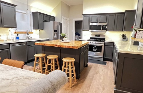 Spring House | Spring Home, Minutes from The Woodlands, Sleeps 8, King Bed, Coffee Bar,