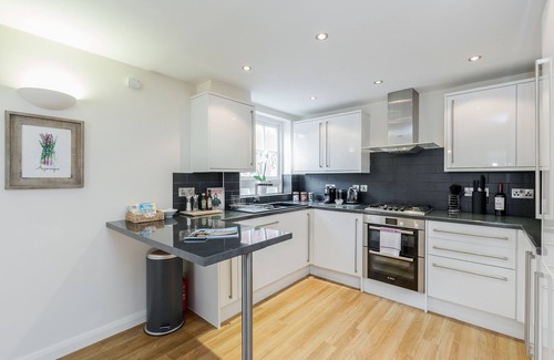 Windsor City Centre Apartment | Spring in Bloom : Windsor 2BR City Centre | Parking and Wifi Inc