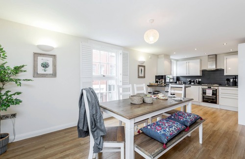 Windsor City Centre Apartment | Spring in Bloom : Windsor 2BR City Centre | Parking and Wifi Inc