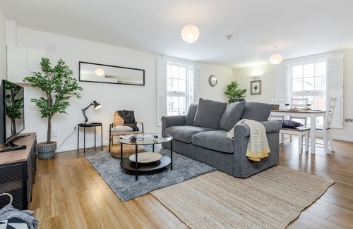 Windsor City Centre Apartment | Spring in Bloom : Windsor 2BR City Centre | Parking and Wifi Inc