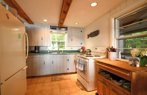 Raymond Cottage | *SPRING SPECIAL* Charming pet-friendly camp on peaceful Panther Pond!