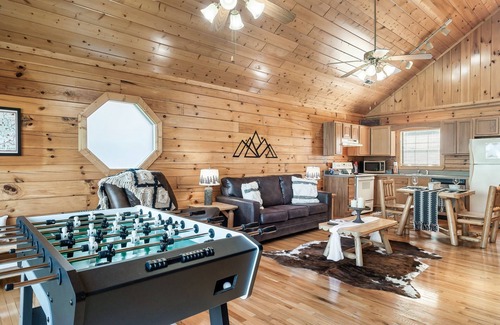 Sevierville Cabin | Spring Specials, Honeymoon Cabin with view, Hot Tub, close to Dollywood