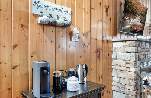 Sevierville Cabin | Spring Specials, Honeymoon Cabin with view, Hot Tub, close to Dollywood