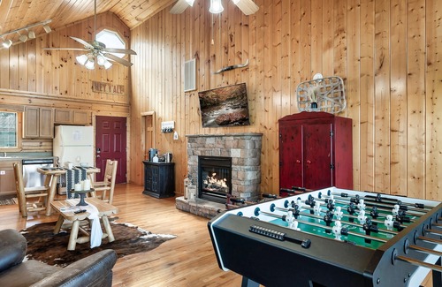 Sevierville Cabin | Spring Specials, Honeymoon Cabin with view, Hot Tub, close to Dollywood
