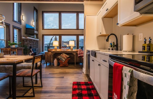 Gatlinburg - Pigeon Forge Ski Chalet | Spring Sunset Mountain Views! Peaceful Cabin! Hot tub!