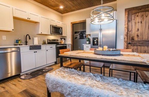 Gatlinburg - Pigeon Forge Ski Chalet | Spring Sunset Mountain Views! Peaceful Cabin! Hot tub!