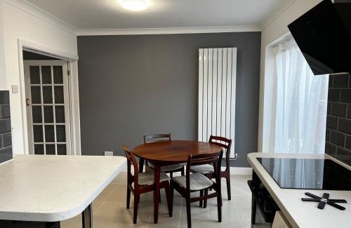 Stoke-on-Trent House | Springfield House- Near Newcastle Centre, Hospital and Keele University!