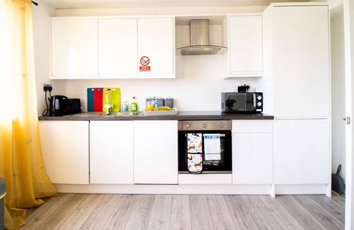 Swindon Apartment | Springfield Serviced Apartment - 2 bedrooms, sleeps 5, Free WIFI, Netflix & Parking