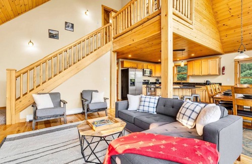 Bethel Ski Chalet | Spruce Peak Chalet! HotTub! Dogs Ok! Firepit! A/C!