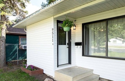 Grande Prairie Apartment | Spruce Springsteen Suite