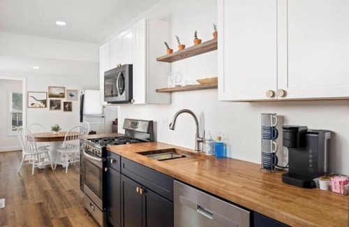 Washington House | Square Haven Duplex- Walk to Pubs Cafe & Ice Cream