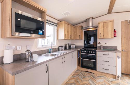 Allerthorpe Cabin | Squirrel Lodge with Hot Tub