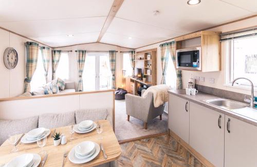 Allerthorpe Cabin | Squirrel Lodge with Hot Tub