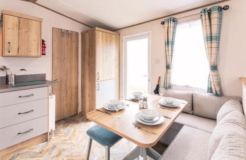 Allerthorpe Cabin | Squirrel Lodge with Hot Tub