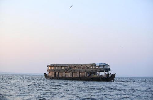 Kumarakom Boat Rental | Sreekrishna Houseboat - VACCINATED STAFF