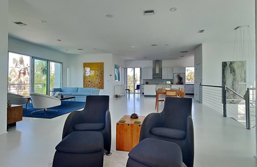Saint Armands Key House | St Armands Key Walk to Beach - 3 Bedrooms 4+ Bathrooms Private Heated Pool