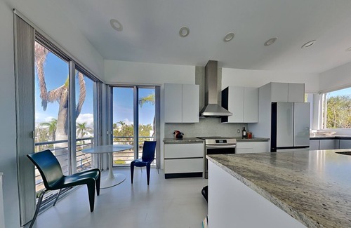 Saint Armands Key House | St Armands Key Walk to Beach - 3 Bedrooms 4+ Bathrooms Private Heated Pool