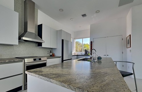 Saint Armands Key House | St Armands Key Walk to Beach - 3 Bedrooms 4+ Bathrooms Private Heated Pool