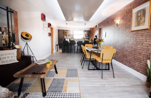 Swindon Apartment | St Austell Way Central Location Long Stays Parking