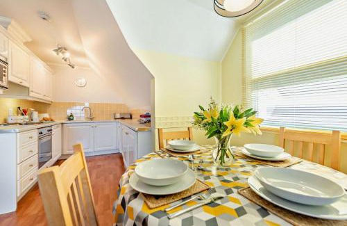 Little Haven Apartment | St Brides Bay Sea View