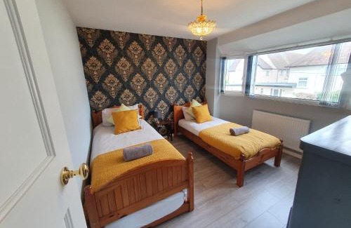 Bray on Thames House | St Georges house, Premium 3 bed Home Slough, Legoland, Windsor