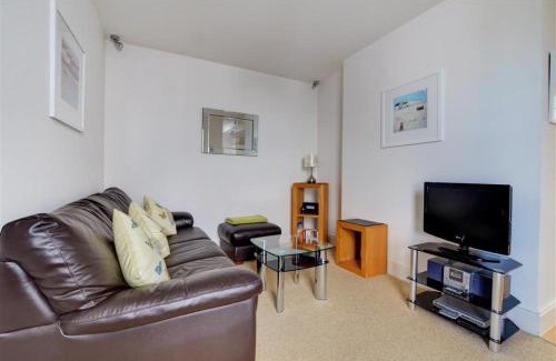 West Looe Apartment | St Georges Lemain Garden Apts