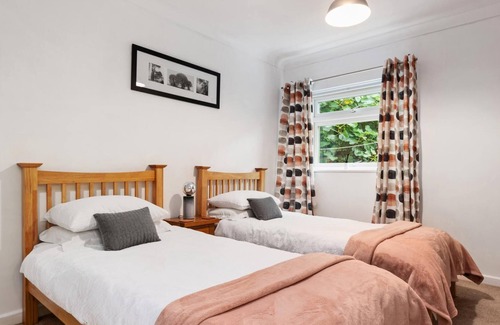 Wiseman's Bridge Apartment | St Helens Apartment 2 - Short Walk to Beach