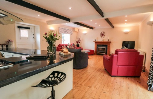 Hinderwell Cottage | ST HILDA'S COTTAGE, pet friendly, with hot tub in Hinderwell