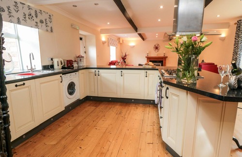 Hinderwell Cottage | ST HILDA'S COTTAGE, pet friendly, with hot tub in Hinderwell